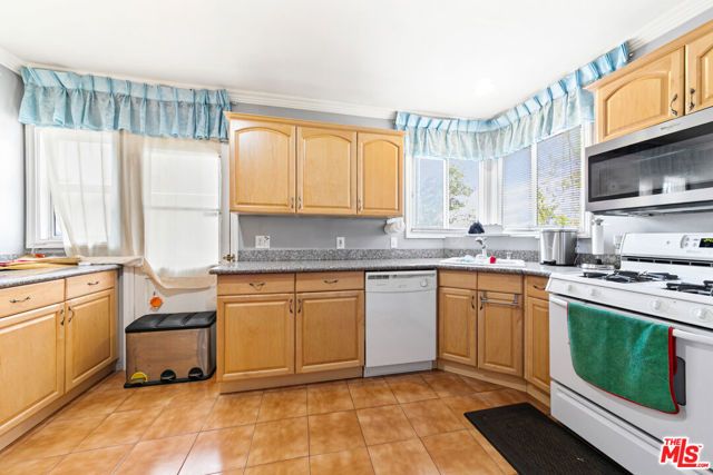 1337 N Whitnall Highway, Burbank, CA 91505