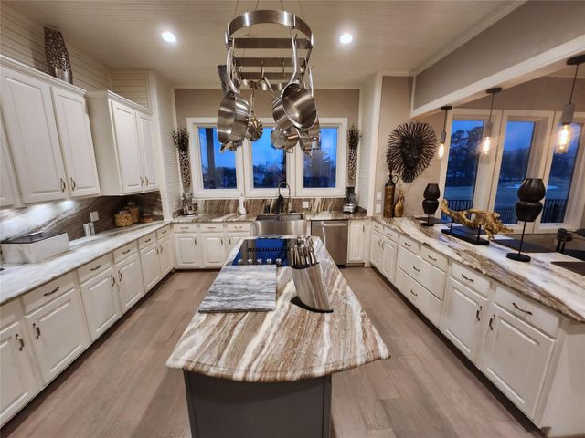 38 Fairway Park, Montgomery, TX 77356