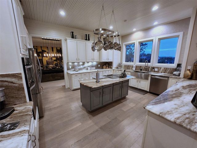 38 Fairway Park, Montgomery, TX 77356