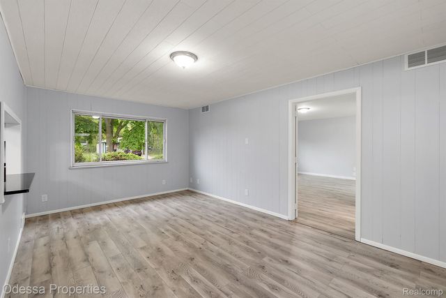 32038 PEMBROKE Street, Livonia, MI 48152