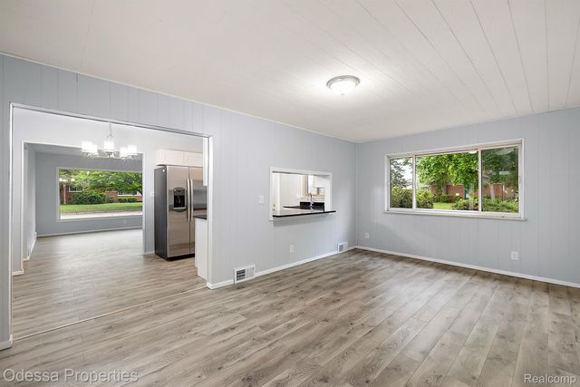 32038 PEMBROKE Street, Livonia, MI 48152