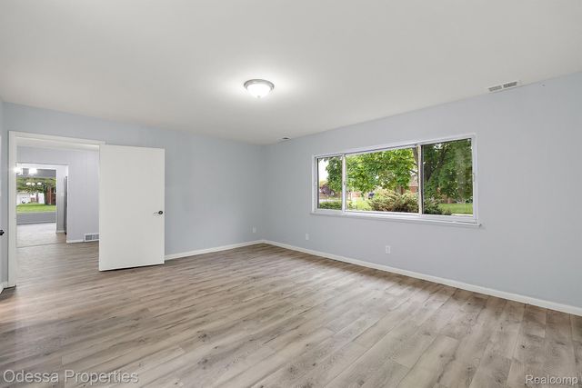 32038 PEMBROKE Street, Livonia, MI 48152