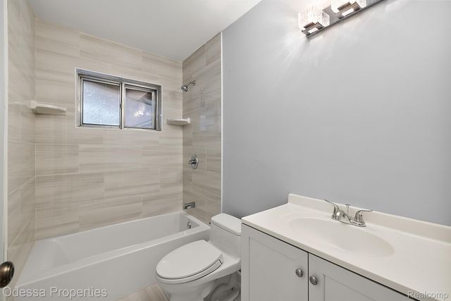 32038 PEMBROKE Street, Livonia, MI 48152