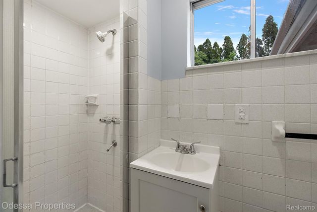 32038 PEMBROKE Street, Livonia, MI 48152