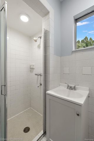 32038 PEMBROKE Street, Livonia, MI 48152