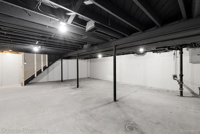 32038 PEMBROKE Street, Livonia, MI 48152