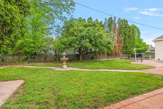 32038 PEMBROKE Street, Livonia, MI 48152