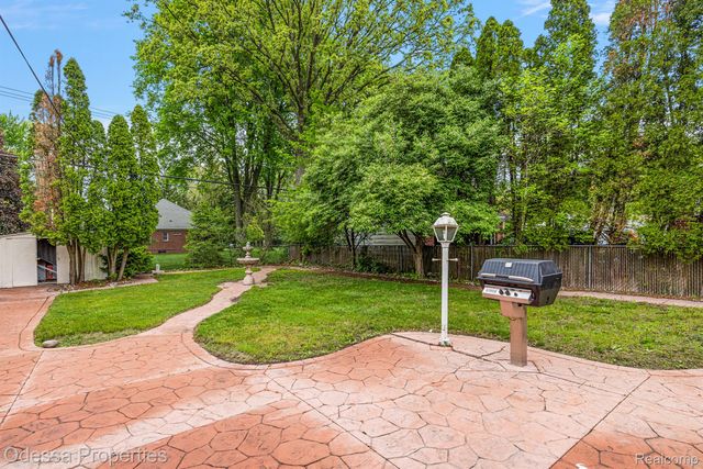 32038 PEMBROKE Street, Livonia, MI 48152