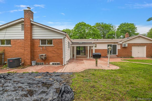 32038 PEMBROKE Street, Livonia, MI 48152