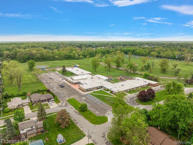 32038 PEMBROKE Street, Livonia, MI 48152