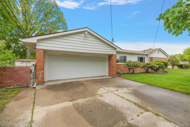 32038 PEMBROKE Street, Livonia, MI 48152