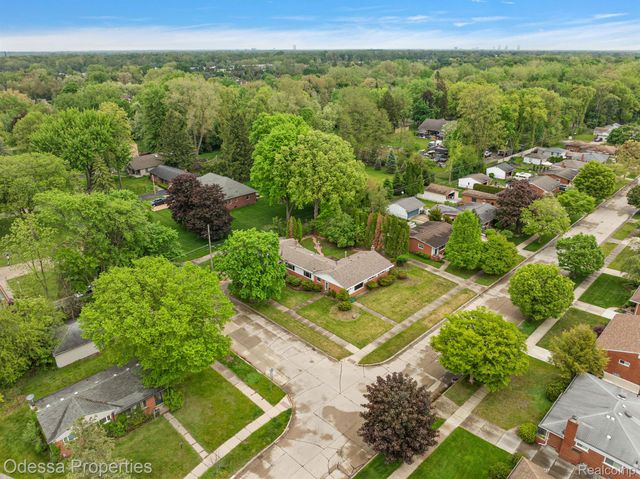 32038 PEMBROKE Street, Livonia, MI 48152