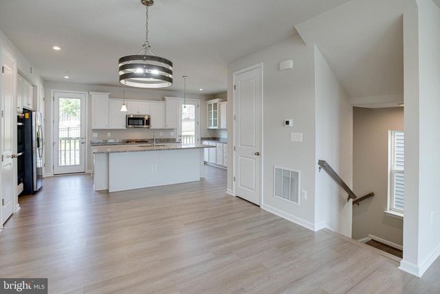 18297 SUMMIT POINTE DR, Triangle, VA 22172