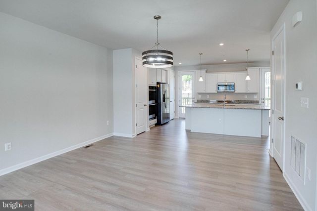 18297 SUMMIT POINTE DR, Triangle, VA 22172