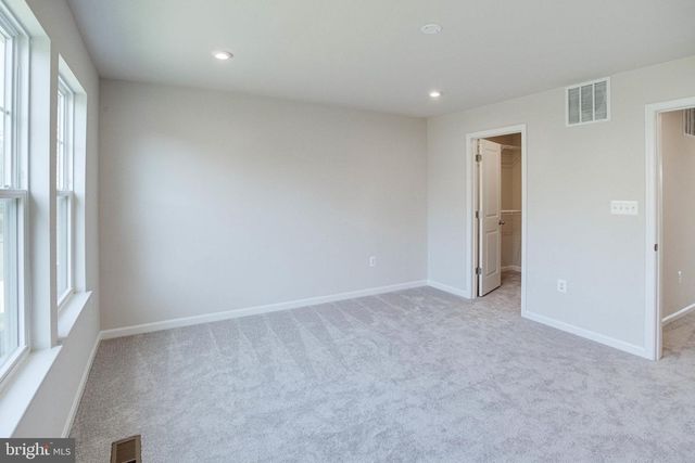 18297 SUMMIT POINTE DR, Triangle, VA 22172