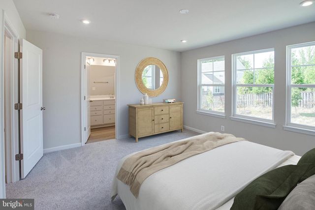 18297 SUMMIT POINTE DR, Triangle, VA 22172