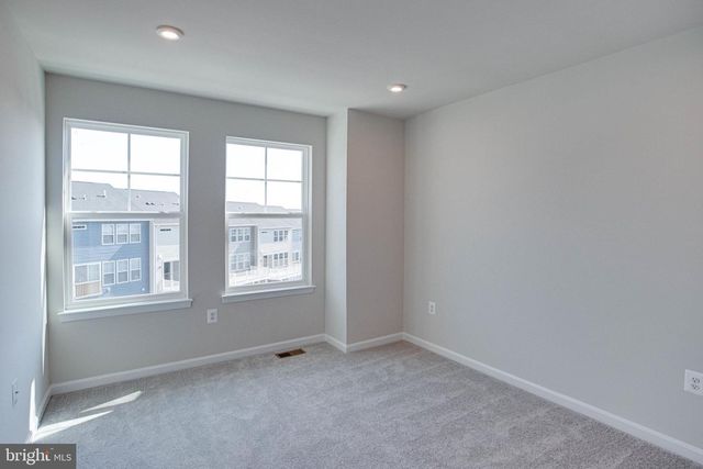 18297 SUMMIT POINTE DR, Triangle, VA 22172