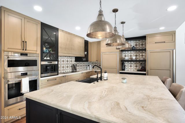 2421 E MONTEBELLO Avenue, Phoenix, AZ 85016