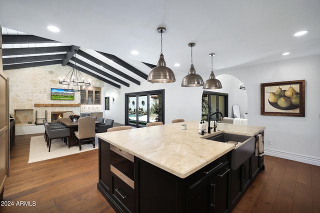 2421 E MONTEBELLO Avenue, Phoenix, AZ 85016