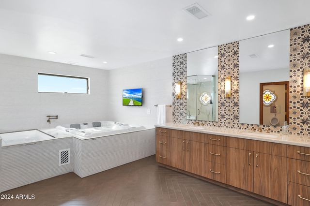 2421 E MONTEBELLO Avenue, Phoenix, AZ 85016