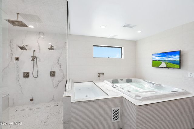 2421 E MONTEBELLO Avenue, Phoenix, AZ 85016