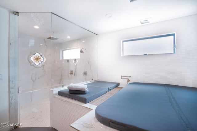 2421 E MONTEBELLO Avenue, Phoenix, AZ 85016