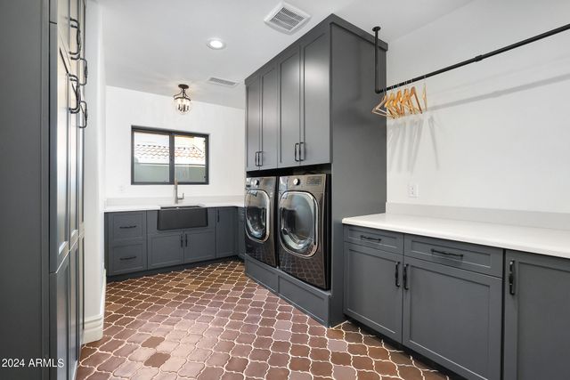 2421 E MONTEBELLO Avenue, Phoenix, AZ 85016