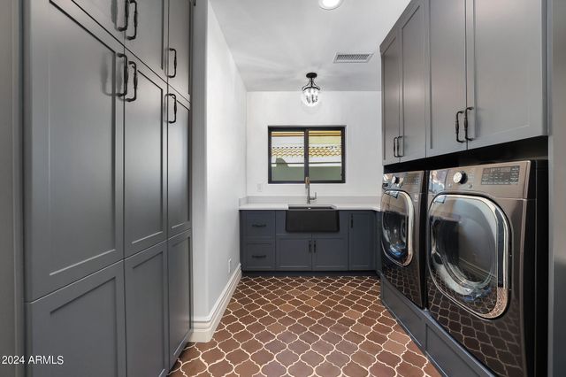 2421 E MONTEBELLO Avenue, Phoenix, AZ 85016