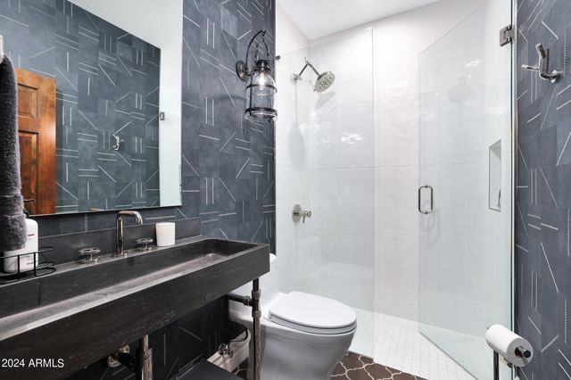 2421 E MONTEBELLO Avenue, Phoenix, AZ 85016