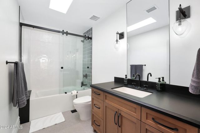 2421 E MONTEBELLO Avenue, Phoenix, AZ 85016