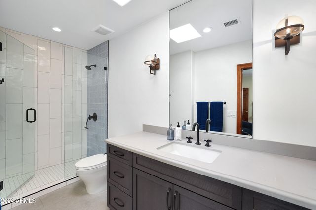 2421 E MONTEBELLO Avenue, Phoenix, AZ 85016