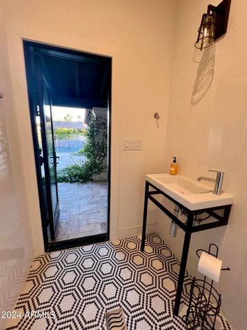 2421 E MONTEBELLO Avenue, Phoenix, AZ 85016