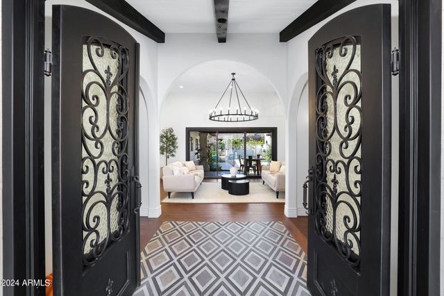 2421 E MONTEBELLO Avenue, Phoenix, AZ 85016