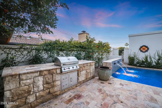 2421 E MONTEBELLO Avenue, Phoenix, AZ 85016