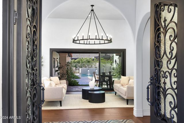 2421 E MONTEBELLO Avenue, Phoenix, AZ 85016