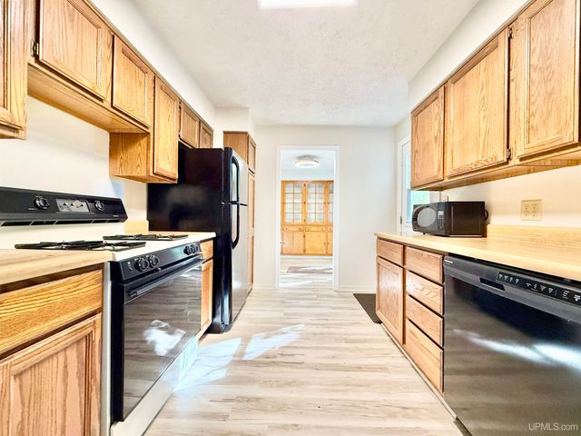 7403 County 426 M.5 Road, Gladstone, MI 49837