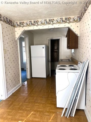 617 4th Avenue, Montgomery, WV 25136