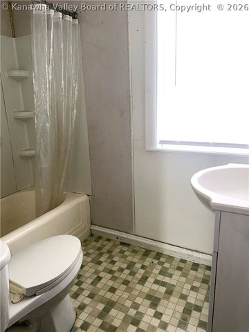 617 4th Avenue, Montgomery, WV 25136