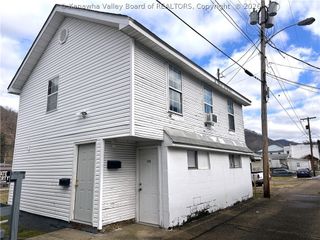 617 4th Avenue, Montgomery, WV 25136