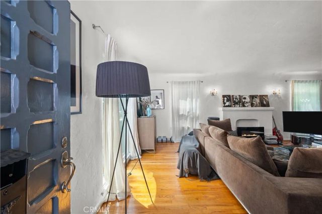 915 S Wooster, Los Angeles, CA 90035