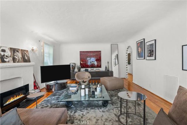 915 S Wooster, Los Angeles, CA 90035