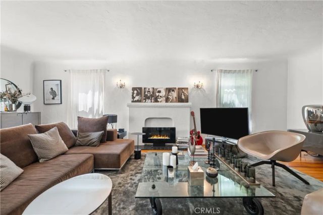 915 S Wooster, Los Angeles, CA 90035