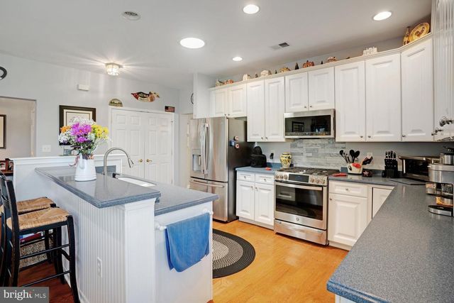 10 HARBOR PL, Barnegat, NJ 08005