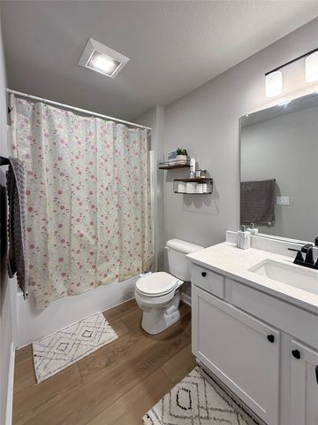 5908 NW 90th Street, Johnston, IA 50131