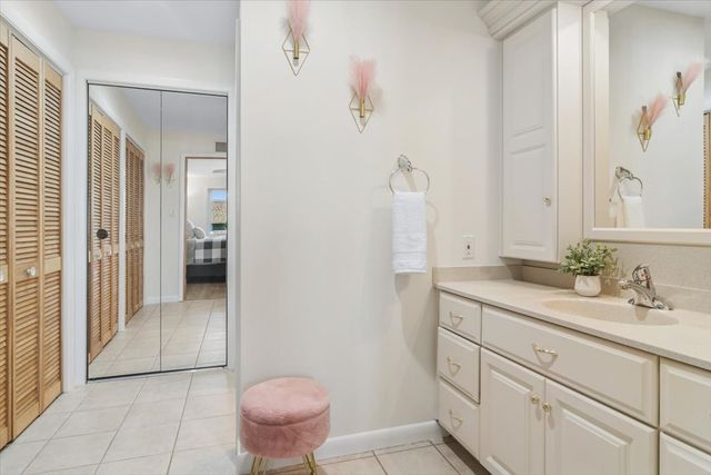 2300 W Talcott Road 2B1, Park Ridge, IL 60068