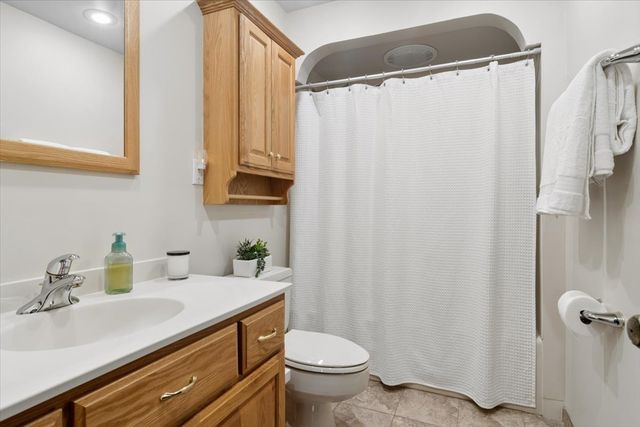 2300 W Talcott Road 2B1, Park Ridge, IL 60068