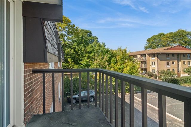 2300 W Talcott Road 2B1, Park Ridge, IL 60068