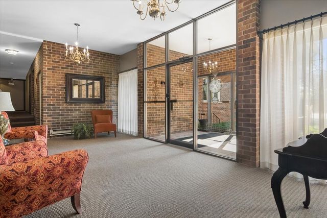 2300 W Talcott Road 2B1, Park Ridge, IL 60068