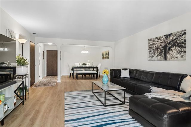 2300 W Talcott Road 2B1, Park Ridge, IL 60068