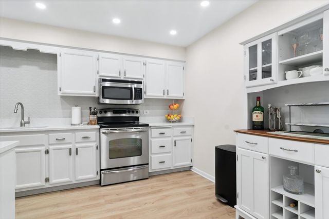 2300 W Talcott Road 2B1, Park Ridge, IL 60068
